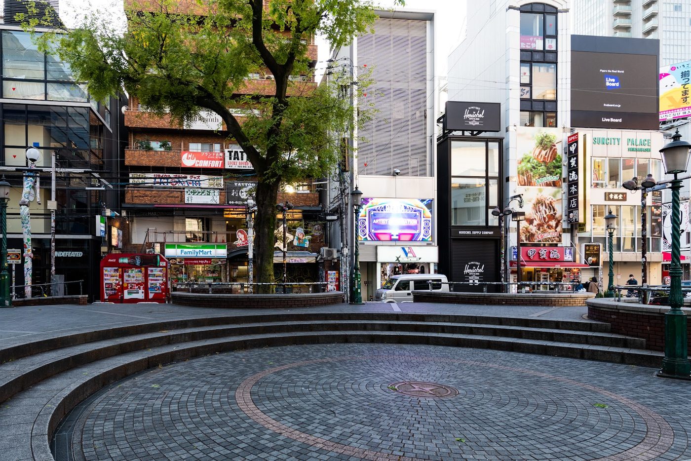 Amerikamura (American Village)