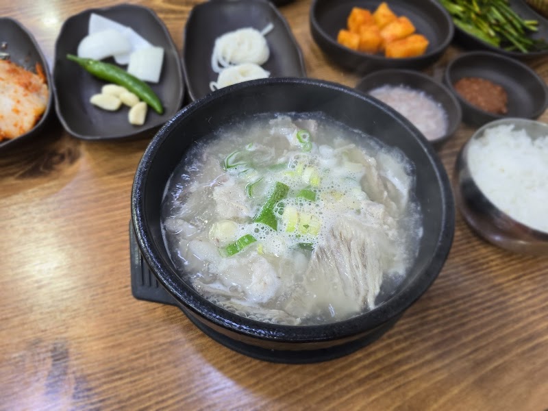 Dwaeji Gukbap (Pork Soup)