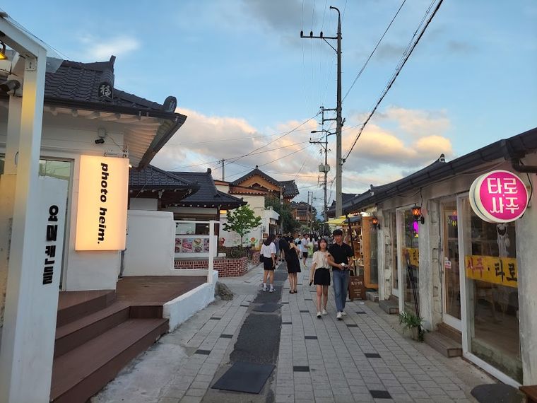 Hwangnidan-gil Street