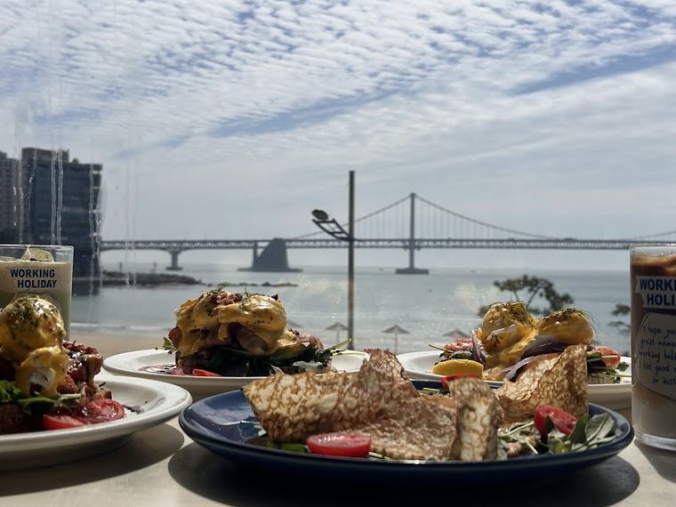 Working Holiday Brunch Cafe