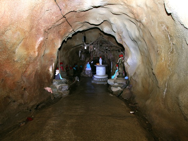 Ishite-ji Temple Cave Path