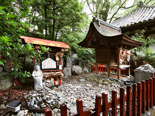 Ishite-ji Temple Cave Path