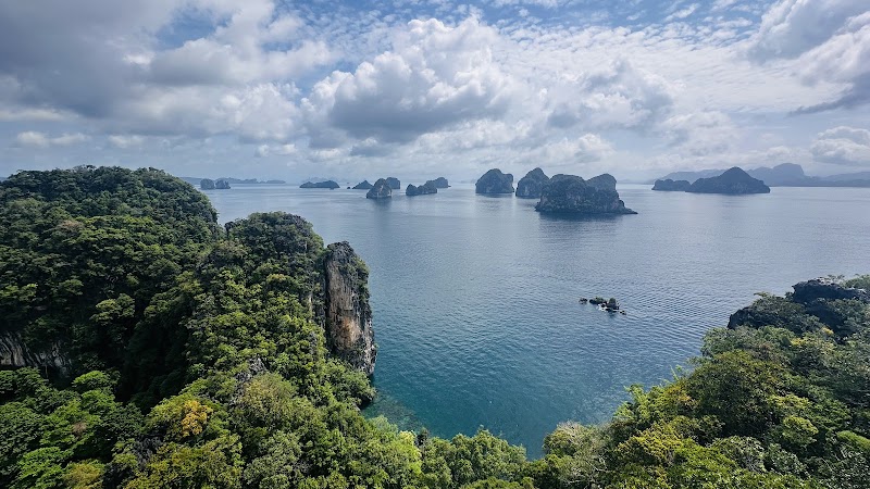 Kayaking to Hong Island