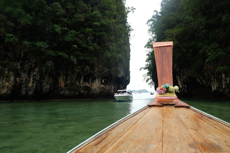 Kayaking to Hong Island
