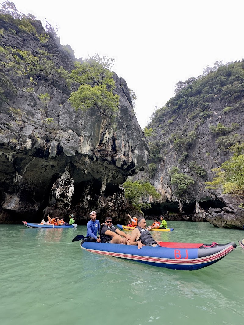 Kayaking to Hong Island