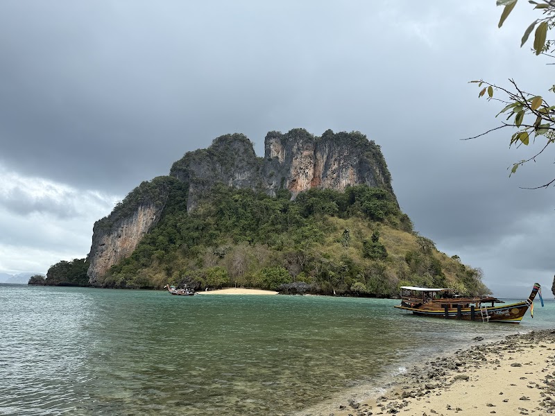 Kayaking to Hong Island