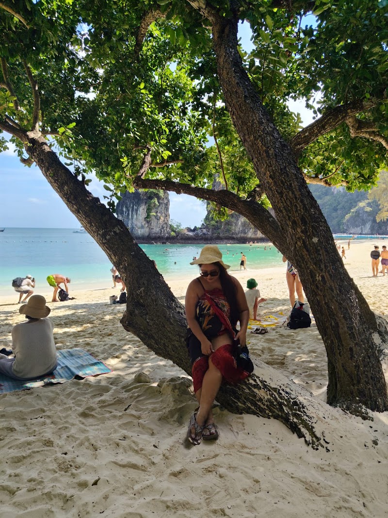 Kayaking to Hong Island