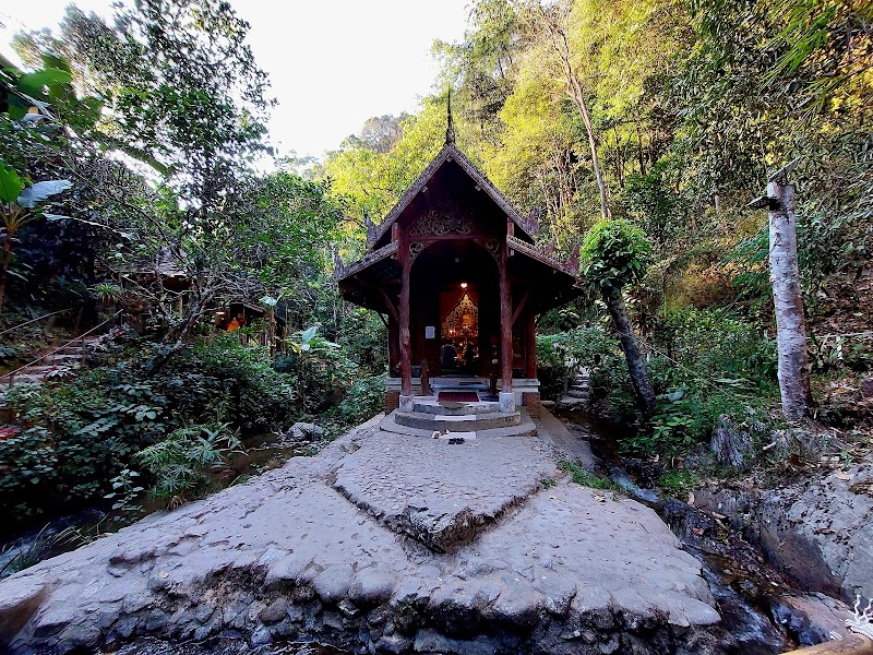 Mae Kampong Village