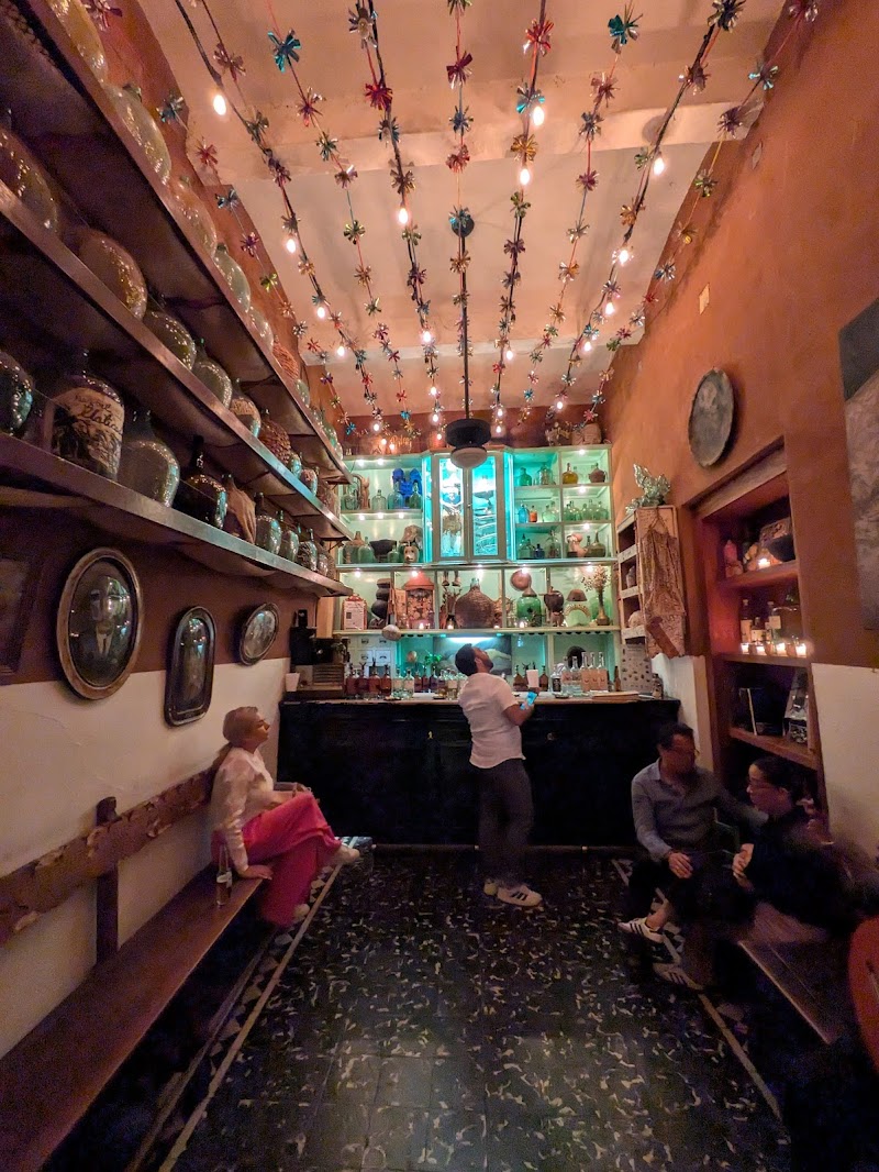 Mezcalería Los Amantes