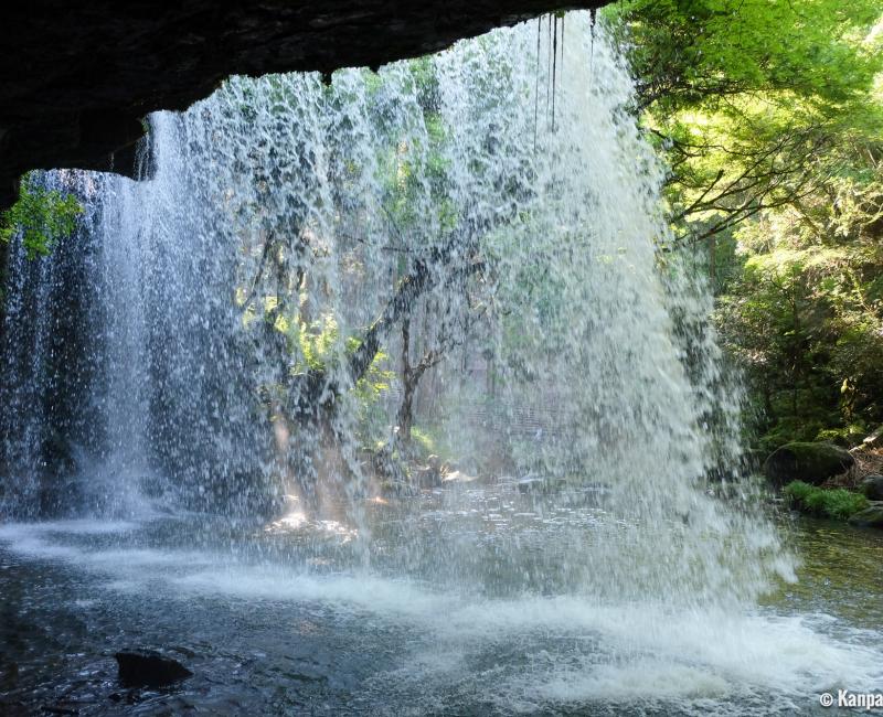 Nabegataki Falls