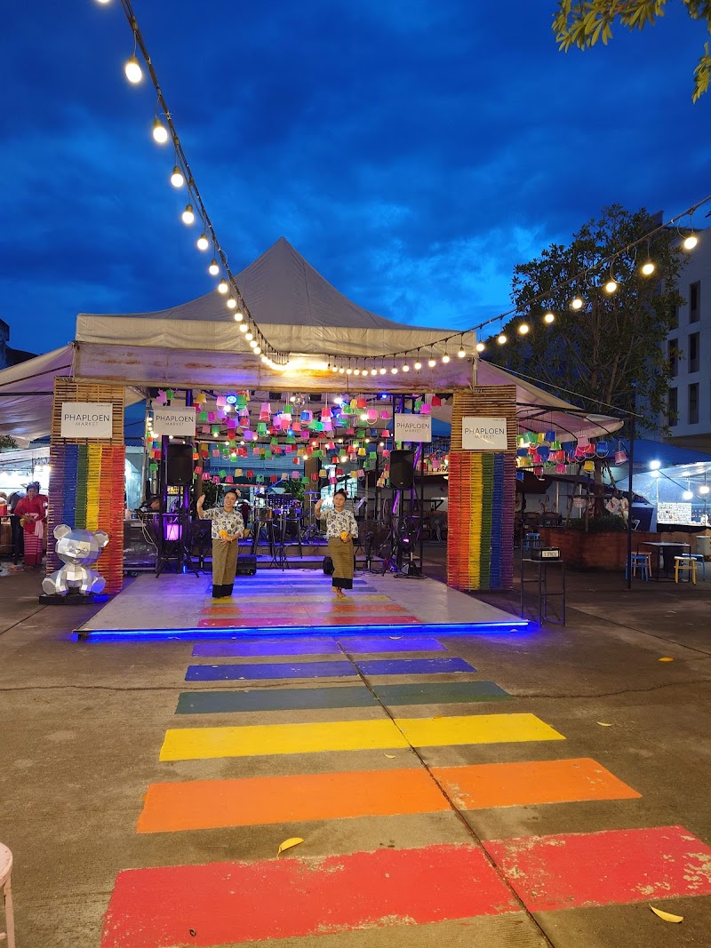 Sunday Walking Street